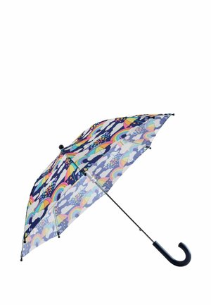 Offener Regenschirm mit dunklem, gebogenem Griff, farbenfrohes Muster aus Regenbögen, Wolken, Regentropfen und Regenschirmen auf dunkelblauem Hintergrund.