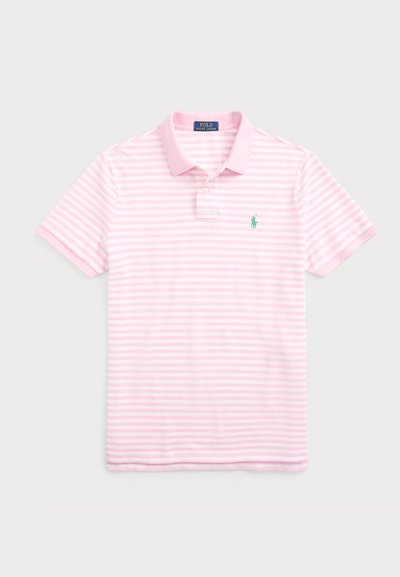 Polo rosa claro com riscas brancas, material de algodão, colarinho clássico, placket de três botões e logótipo verde bordado no peito.