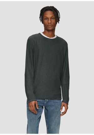 Donkergrijze langekoon t-shirt in een relaxte pasvorm, met een witte ronde halsafwerking. Zachte stof met een gladde textuur. Draag het met blauwe spijkerbroeken.