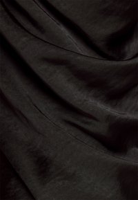 Černá látka s hladkým, mírně lesklým povrchem, která vykazuje jemné skládání a subtilní lesk, bez viditelných vzorů nebo kovových komponentů.
