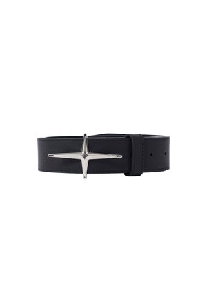 Ceinture en cuir noir avec une large sangle et une boucle en métal argentée en forme d'étoile sur fond blanc.