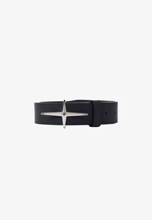 Ceinture en cuir noir avec une large sangle et une boucle en métal argentée en forme d'étoile sur fond blanc.