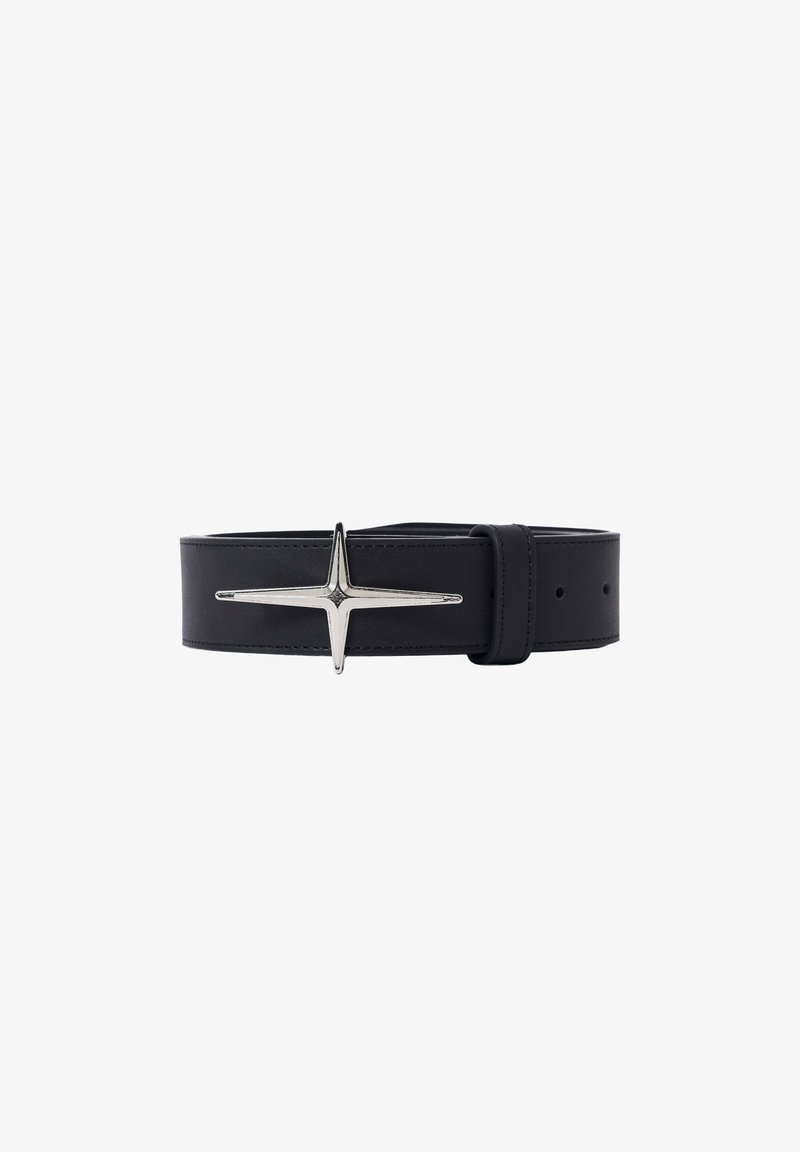 Ceinture en cuir noir avec une large sangle et une boucle en métal argentée en forme d'étoile sur fond blanc.