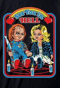 Grafik viser to dukker, der sidder i en pentagram med lys. Den ene har orange hår, blåt tøj og en kniv; den anden har en sort jakke og en hvid kjole.