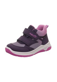 Lila und rosa Kindersneaker aus Netz- und Synthetikmaterial, mit Klettverschlussriemen, strukturierten Akzenten und einer weißen Sohle.