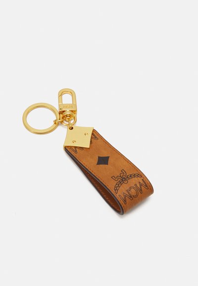 Breloc din piele maro cu design embosat, accesorii de culoare aurie și un charm pătrat. Dispune de un inel pentru chei și un cataramă pentru atașare.