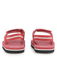 Κόκκινα σαγιονάρες με υφασμάτινες σόλες και διπλά υφασμάτινα λουράκια με λευκές και κόκκινες ρίγες, σε μαύρη βάση. Λογότυπο "BOSS" στην εσωτερική σόλα.