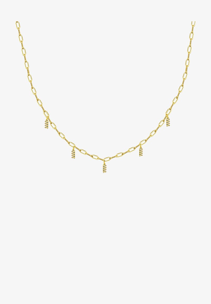 Guld kæde med aflange led og fem spiral-dekorerede charms jævnt fordelt langs længden.