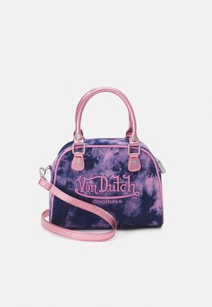 Petit sac à main avec poignées et bandoulière métalliques roses, tissu tie-dye violet, et "Von Dutch Originals" brodé sur le devant.