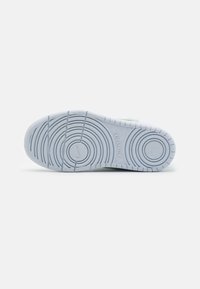 Nike Sportswear COURT BOROUGH LOW RECRAFT - Baskets basses - white/stadium green/football grey
