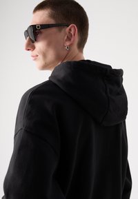 HUGO NUWINTO - Mikina - black