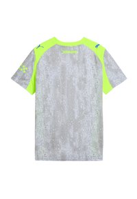 Srajca s kratkimi rokavi v sivi barvi s potiskom kapljic vode, neon zelenimi poudarki na ramenih in napisom "DEŽ ALI SONCE" ob ovratniku.