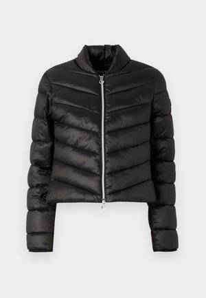 Jachetă puffer croppată neagră, cu quilt-uri orizontale și verticale, guler înalt, fermoar metallic și mâneci ajustate. Material neted și strălucitor.