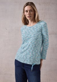 Gestreiftes blaues Langarmshirt mit rundem Ausschnitt und verstellbarem Kordelzug am Saum, aus einem strapazierfähigen Stoff.