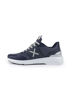 Marine sportieve schoenen met een bovenwerk van mesh, grijze accenten, een witte zool en een opvallend grijs logo. Voorzien van veters en een gevoerde kraag.