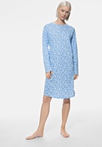 Robe bleu clair à manches longues, imprimé floral blanc, design à hauteur du genou, tissu doux, encolure arrondie et ourlet droit.