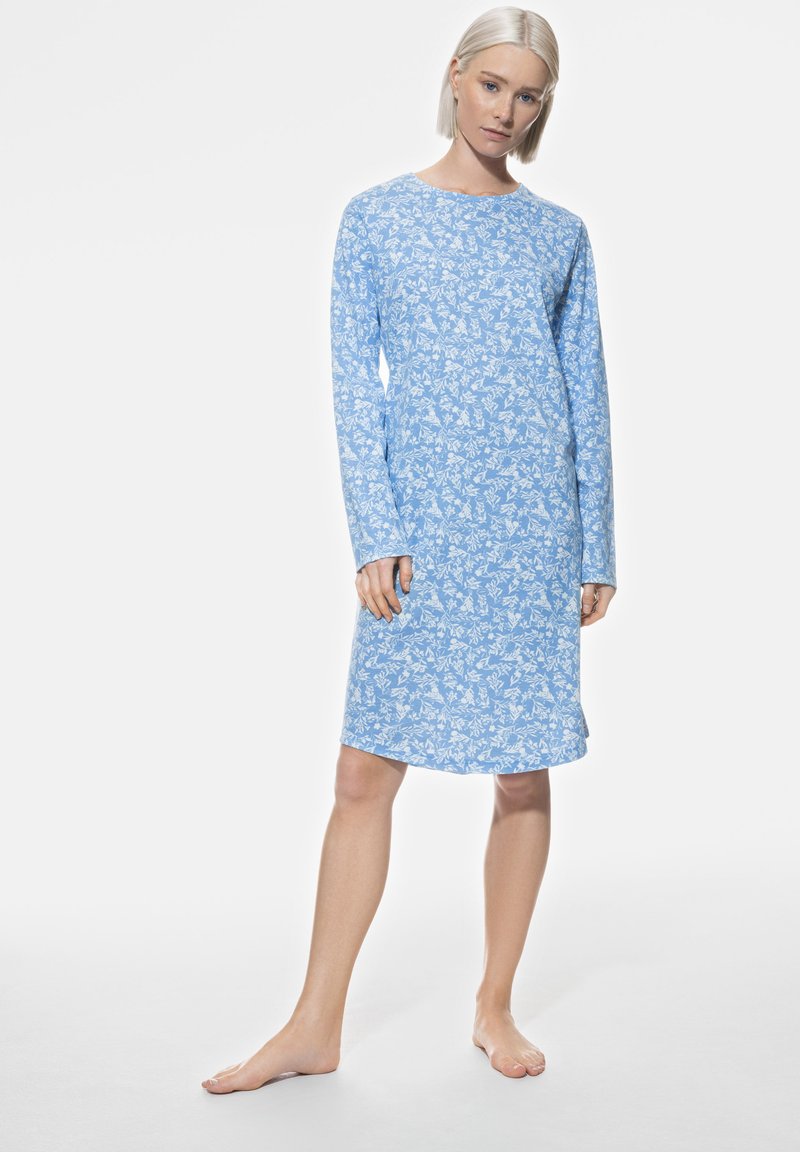 Robe bleu clair à manches longues, imprimé floral blanc, design à hauteur du genou, tissu doux, encolure arrondie et ourlet droit.