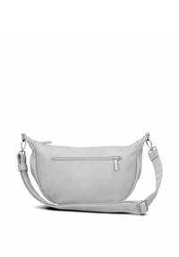 Bolso cruzado de cuero gris con textura suave, forma curva y correa ajustable. Presenta un bolsillo frontal con cremallera y acentos de metal.
