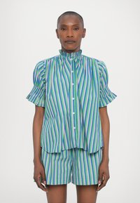 Camisa de manga corta a rayas en azul, verde y rosa, con un cuello alto, cierre de botones y un corte holgado. El material parece ligero y transpirable.
