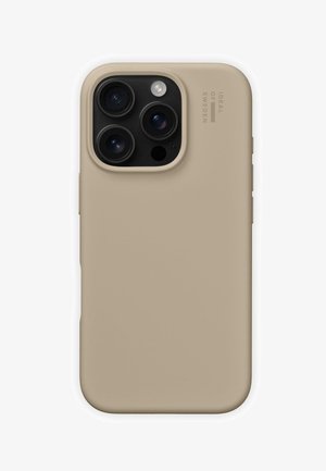 Custodia per telefono beige realizzata in silicone opaco. Spigoli arrotondati, ritagli precisi per le lenti della fotocamera. Design minimalista con un marchio discreto sul lato.