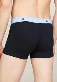 Tommy Hilfiger SIGNATURE TRUNK 3 PACK - Calzoncillos - coral clay vessel blue yellow mis