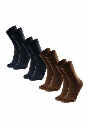 Sechs Paar knielange Socken, in zwei Gruppen angeordnet: drei marineblaue und drei braune Paare auf weißem Hintergrund.