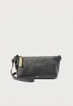 Μαύρο υφασμάτινο δερμάτινο πορτοφόλι χειρός με χρυστό φερμουάρ και μεταλλικά στοιχεία, λεπτό λουράκι και μικρό λογότυπο "Furla" στο κέντρο μπροστά.