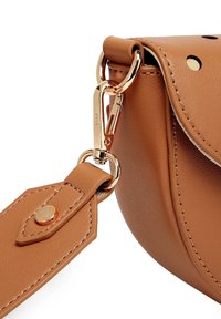 Kabelka z hnědé kůže s pozlaceným kováním, dekoračním prošitím a hladkým povrchem.