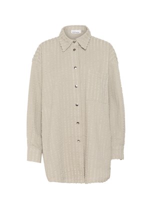 Jasnobeżowa koszula zapinana na guziki, z teksturowanym poziomym wzorem, kołnierzem, długimi rękawami oraz jedną kieszenią na piersi.