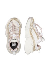 Sneaker bianchi chunky con dettagli dorati, tomaia in mesh e sintetico, lacci rotondi, morbida fodera interna e suola con design testurizzato.