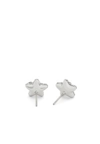 Boucles d'oreilles en argent en forme d'étoile avec des bords texturés et une surface polie. Comprend une tige droite pour un maintien sécurisé.