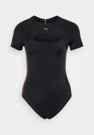 Costum de baie scurt negru cu mânecă scurtă, având un detaliu tăiat în zona pieptului, cu dungi laterale colorate în mov și galben, fabricat dintr-un material elastic.