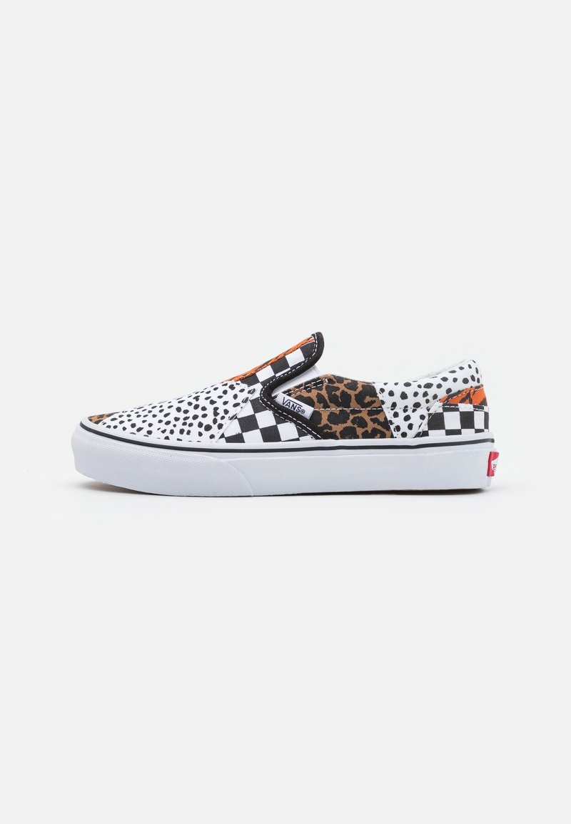 Baskets Vans slip-on avec semelle en caoutchouc blanche, présentant des motifs à damier noir et blanc, tachetés et léopard.