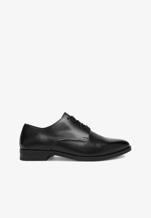 Scarpa elegante da uomo in pelle nera con lacci chiusi, tacco basso e finitura liscia e lucida, mostrata di profilo su sfondo bianco.