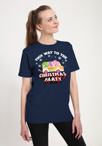 Granatowy T-shirt z kolorową grafiką kreskówkowego samochodu z zwierzętami, tekst brzmi "W TĄ STRONĘ NA PRZYJĘCIE ŚWIĄTECZNE," z śnieżnymi akcentami.