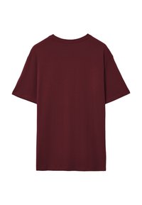 T-shirt corto a maniche corte di colore rosso scuro con collo tondo, mostrato da dietro su uno sfondo bianco.