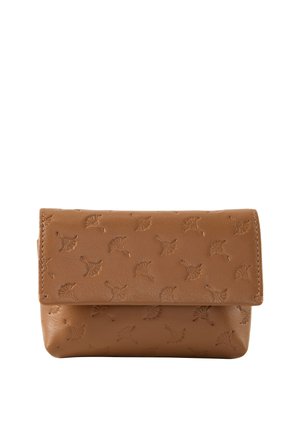 Pequeño bolso de cuero marrón claro con cierre de solapa, decorado con patrón repetido de hojas de ginkgo en relieve.