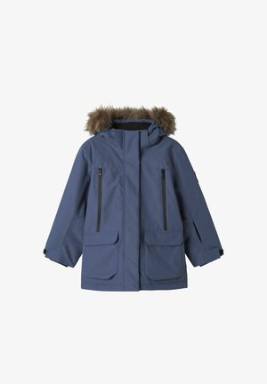 Veste imperméable bleue avec une capuche bordée de fourrure, deux poches avant et des poches poitrine zippées. Design élégant et tissu durable.