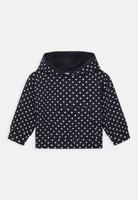 Hoodie i marinblått med vita prickar. Har en ficka framtill och ribbade ärmslut. Tillverkad av mjukt tyg för komfort.