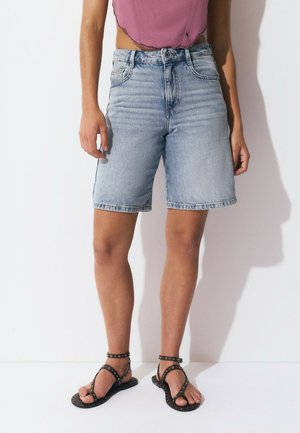 BERMUDA - Shorts vaqueros - azul claro
