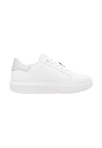 Sneaker in pelle bianca con finitura liscia, caratterizzato da un accento riflettente argento sul tallone e una suola bianca spessa. Presenti lacci e cuciture.