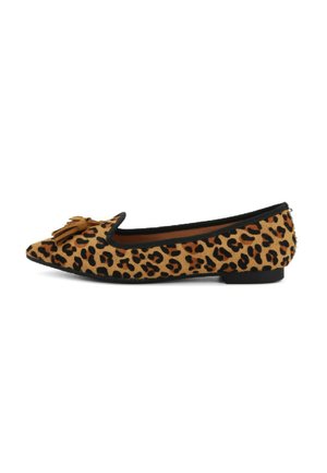 Scarpa piatta con stampa leopardata, punta affilata, bordatura nera e un nastro decorativo sul fronte. Realizzata in materiale morbido con tacco basso.