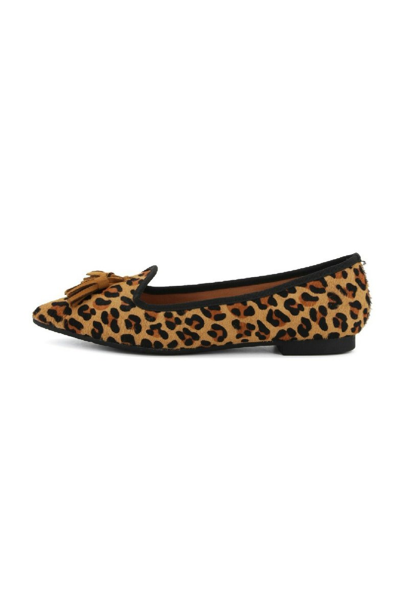 Scarpa piatta con stampa leopardata, punta affilata, bordatura nera e un nastro decorativo sul fronte. Realizzata in materiale morbido con tacco basso.