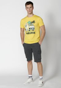 Koroshi SHORT SLEEVE  - Marškinėliai su spaudiniu - amarillo   yellow