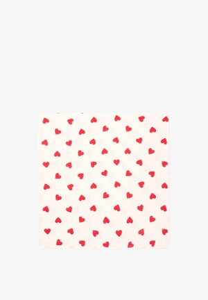 Carré de tissu blanc avec un motif répétitif de petits cœurs rouges dispersés uniformément sur la surface.