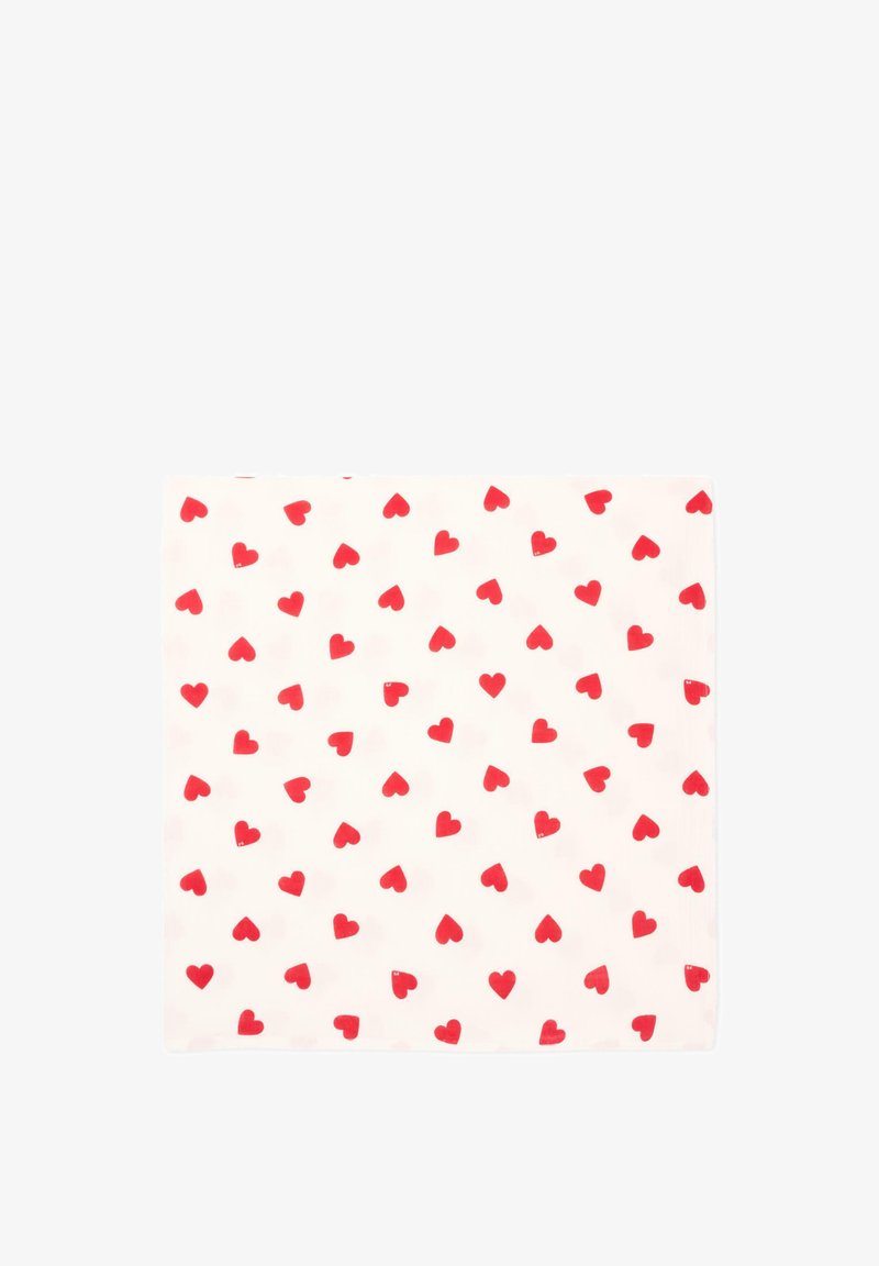 Carré de tissu blanc avec un motif répétitif de petits cœurs rouges dispersés uniformément sur la surface.