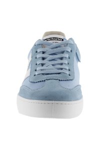 Sneaker azzurro chiaro realizzato in materiali scamosciati e in tela, con suola in gomma bianca e lacci coordinati. Presenta il logo sulla linguetta e un dettaglio sul pannello laterale.