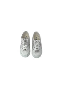 Sneakers bianchi con lacci, caratterizzati da una sovrapposizione in pizzo testurizzato; suole in gomma; punta rotonda; con occhielli argentati e accenti a strisce sui lati.