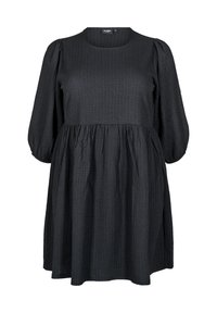 Robe noire avec un col rond, de longues manches bouffantes, un tissu texturé et une taille empire qui se prolonge en une jupe évasée.