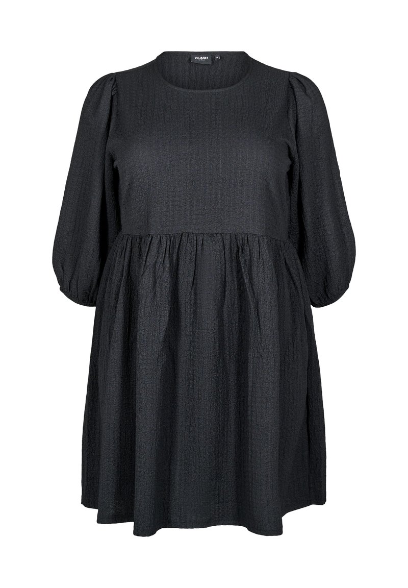 Robe noire avec un col rond, de longues manches bouffantes, un tissu texturé et une taille empire qui se prolonge en une jupe évasée.